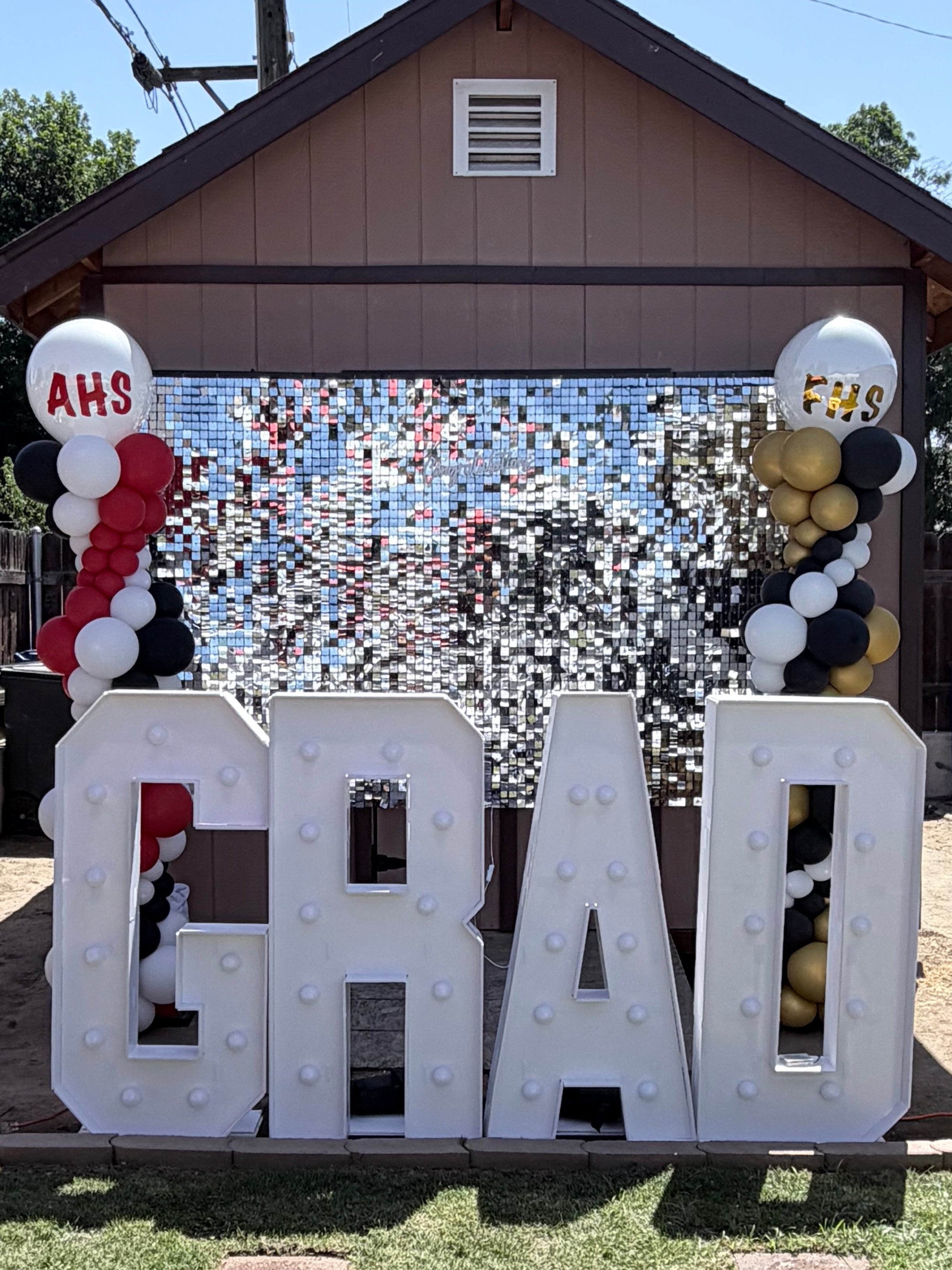 Grad With Shimmer Wall